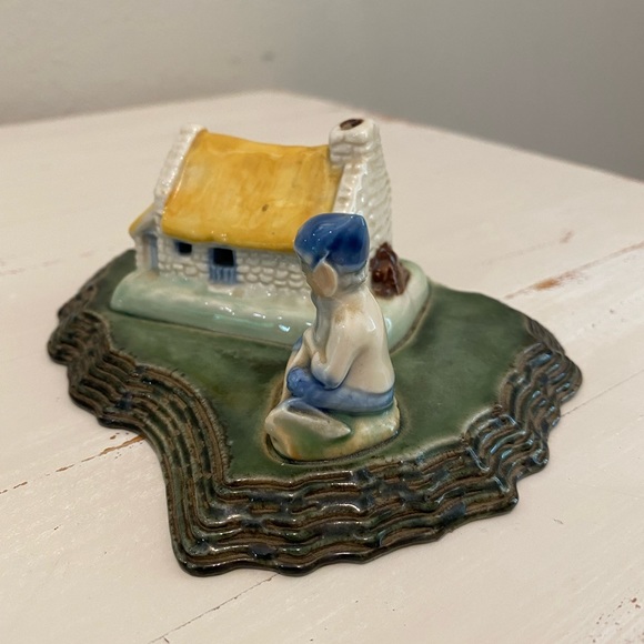 Shamrock Pottery By Wade Of Armagh Leprechaun Cottage Figurine Made in Ireland - Picture 4 of 10